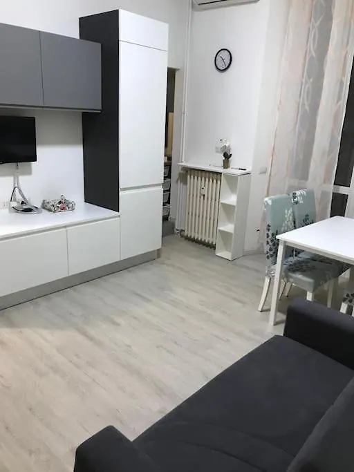 Appartamento In Zona Bocconi ミラノ イタリア